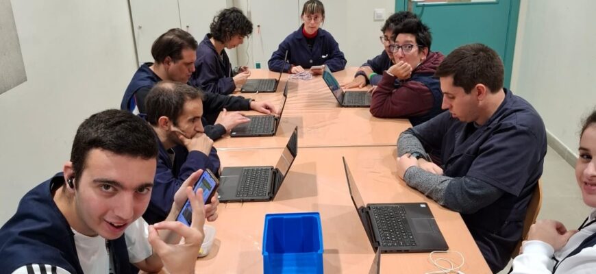 Impacto directo de los 100 portátiles donados por Technology Delivery Center Barcelona – ServiZurich 💻✨