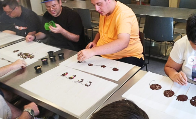 Taller de piruletas de chocolate en el Museu de la Xocolata