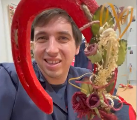 Decorando herraduras en el Taller Ocupacional