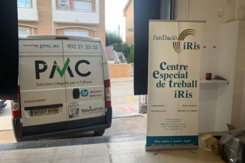 PMC dona dues fotocopiadores per reforçar la inclusió laboral i la gestió de serveis a la Fundació Iris