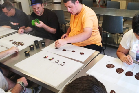 Taller de piruletes de xocolata al Museu de la Xocolata