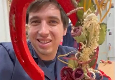 Decorant ferradures al Taller Ocupacional