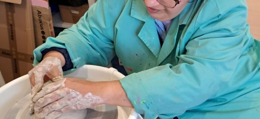 El taller ocupacional incorpora el torn de ceràmica com a nova eina d’aprenentatge