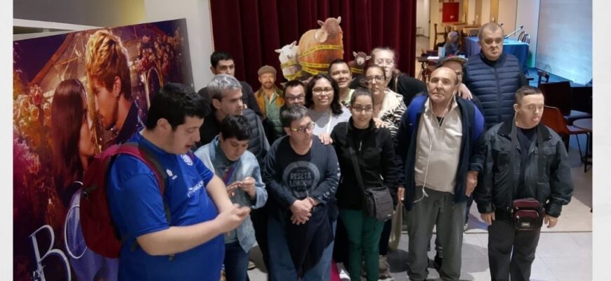 El grup de lleure gaudeix d’una tarda de cinema
